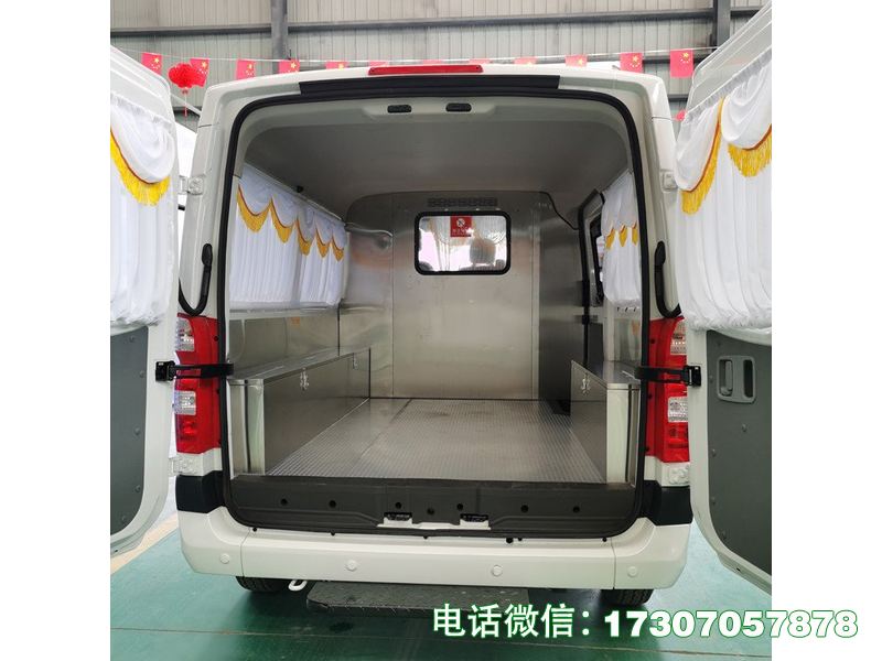 遗体运输恒温车是殡葬专用遗体恒温保鲜转运车辆，采用专用底盘打造，配备高精度恒温保鲜系统和密封保温车厢，控温精准、恒温效果持久，卫生防腐、操作便捷，运行稳定、能耗较低，适配各类遗体恒温保鲜转运场景，符合行业标准与卫生规范。
