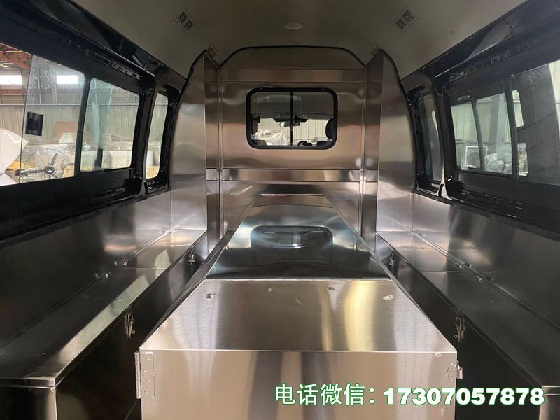 法医冷藏运输车是法医专用冷藏鉴定运尸车辆，采用法医专属底盘打造，配备高精度冷藏系统、尸体固定、防护等专业设施，制冷稳定、控温精准，卫生防腐、防漏防污，运行可靠、操作专业，符合殡葬行业标准与法医鉴定规范，适配各类法医鉴定冷藏运尸场景，可长效保持尸体新鲜，保障鉴定证据完整，是法医鉴定工作的核心专用设备。