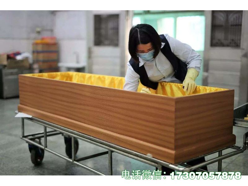 入殓化装台是殡葬专用入殓化装作业平台，采用不锈钢打造，台面平整、结构稳固，易清洁耐腐蚀，配备化装辅助功能，操作便捷，适配入殓化装作业，符合殡葬行业卫生与作业安全标准，庄重实用。