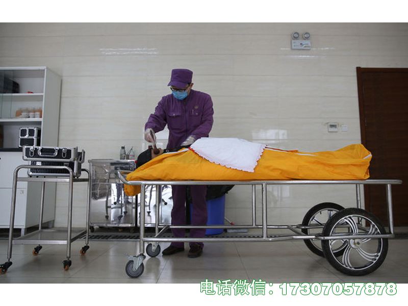 入殓整容台是殡葬专用入殓整容作业平台，采用不锈钢打造，台面可调节、结构稳固，易清洁耐腐蚀，配备整容辅助功能，操作便捷，适配入殓整容作业，符合殡葬行业卫生与作业安全标准。