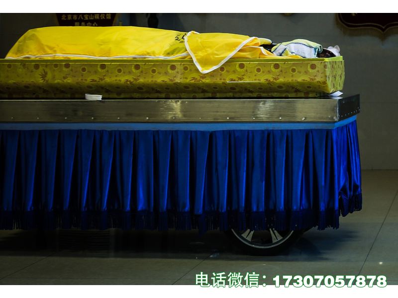 遗容整理化装台是殡葬专用遗容整理作业台，采用不锈钢打造，结构稳固、台面平整，易清洁耐腐蚀，配备整理化装辅助功能，操作便捷，适配遗容整理化装作业，符合殡葬行业卫生与作业标准。