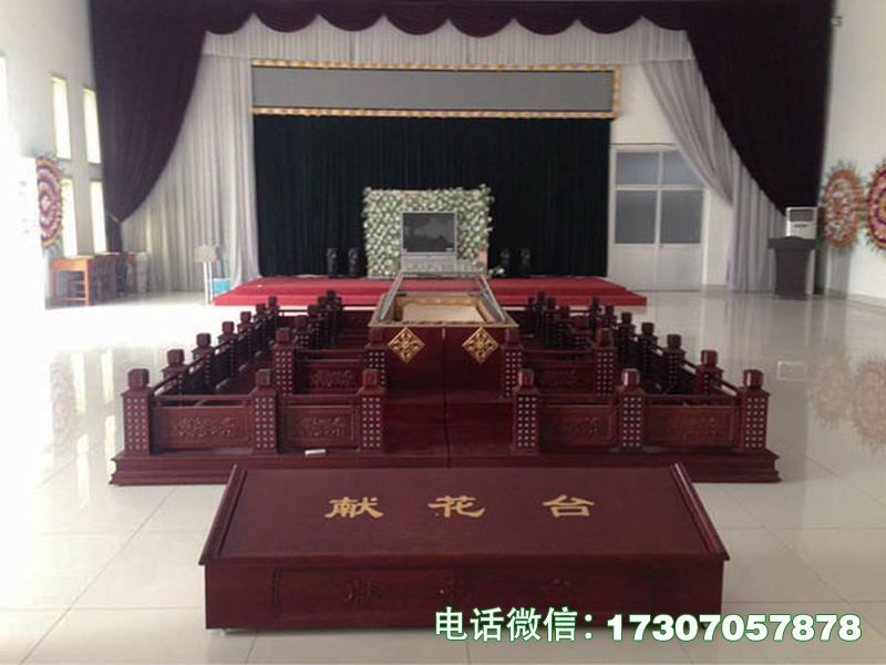 普通型实木瞻仰台采用优质实木打造，外观简洁庄重，质地坚固耐用，台面防滑稳固，适配各类普通殡葬瞻仰场景，性价比高，便于清洁与运维，符合殡葬卫生标准。