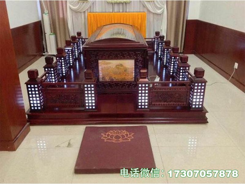 实木冰棺瞻仰台是殡葬冰棺专用实木配套瞻仰设备，采用优质实木打造，外观华贵庄重，台面适配各类冰棺尺寸，稳固防滑，便于亲友瞻仰，清洁便捷，适配高端殡葬场景，符合行业标准。