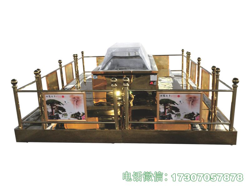 钛金遗体告别瞻仰台是高端钛金一体化设备，融合告别与瞻仰功能，钛金材质华贵耐用，外观庄重，台面稳固防滑，便于亲友瞻仰与操作，运维便捷，符合高端殡葬服务标准。